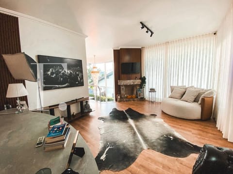 Sobrado com 290m², 4 dormitórios, 4 suítes, 2 vagas, Condado de Capão em Capão da Canoa