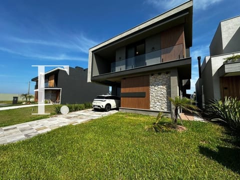 Sobrado com 210m², 4 dormitórios, 4 suítes, 2 vagas, Sunset em Xangri-Lá