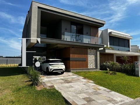 Sobrado com 210m², 4 dormitórios, 4 suítes, 2 vagas, Sunset em Xangri-Lá