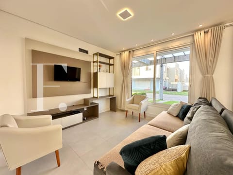 Sobrado com 144m², 3 dormitórios, 1 suíte, 2 vagas, Murano em Capão da Canoa