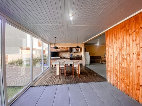 Casa com 68m², 2 dormitórios, 2 vagas, no bairro Noiva do Mar em Xangri-Lá