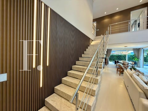 Sobrado com 240m², 4 dormitórios, 4 suítes, 2 vagas, Malibu em Xangri-Lá