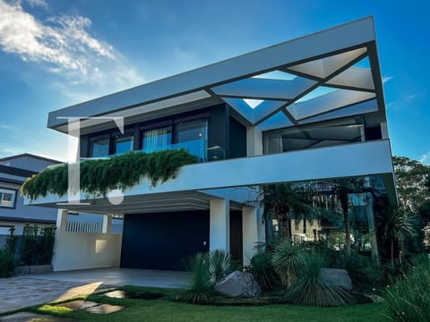 Casa Condomínio com 560m², 6 dormitórios, 6 suítes, 3 vagas, Velas da Marina em Capão da Canoa