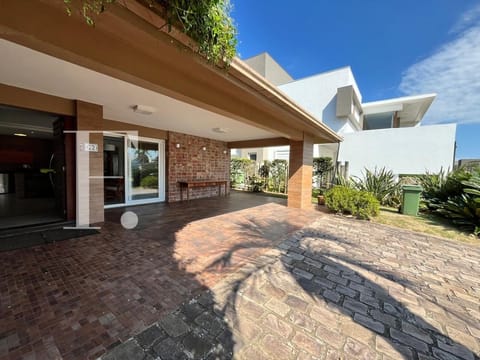 Sobrado com 245m², 4 dormitórios, 4 suítes, 4 vagas, Las Dunas em Xangri-Lá