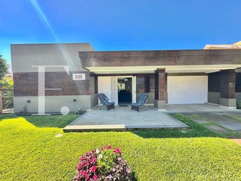 Casa com 183m², 5 dormitórios, 2 suítes, 2 vagas, no bairro Atlântida em Xangri-Lá