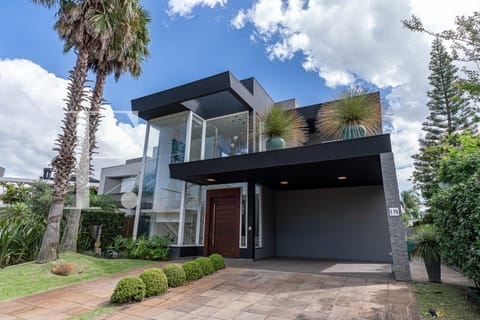 Sobrado com 342m², 4 dormitórios, 4 suítes, 2 vagas, Malibu em Xangri-Lá