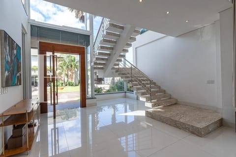 Sobrado com 342m², 4 dormitórios, 4 suítes, 2 vagas, Malibu em Xangri-Lá