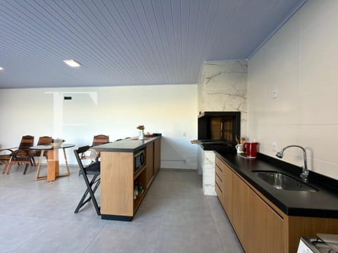 Casa com 112m², 5 dormitórios, 2 vagas, no bairro Centro em Xangri-Lá