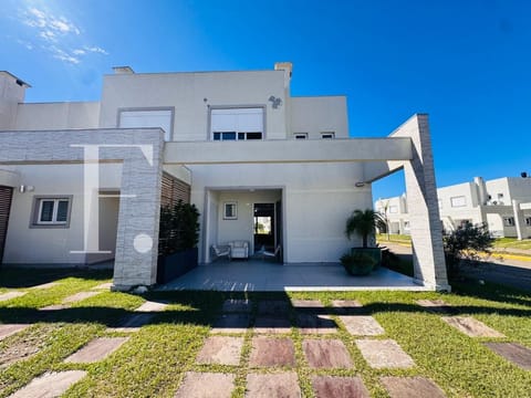 Casa Condomínio com 193m², 3 dormitórios, 1 suíte, 2 vagas, Pateo Marbella em Xangri-Lá