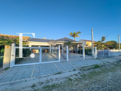 Casa com 200m², 4 dormitórios, 2 suítes, 4 vagas, no bairro Centro em Xangri-Lá