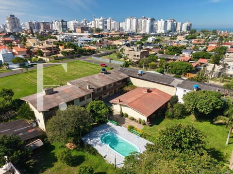 Casa com 186m², 15 dormitórios, 1 suíte, 5 vagas, no bairro Atlântida em Xangri-Lá
