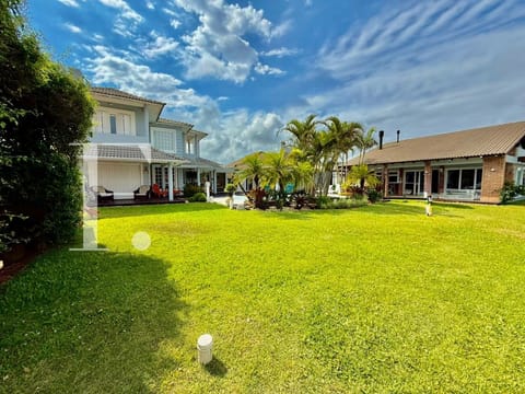 Casa com 445m², 6 dormitórios, 4 suítes, 4 vagas, no bairro Noiva do Mar em Xangri-Lá