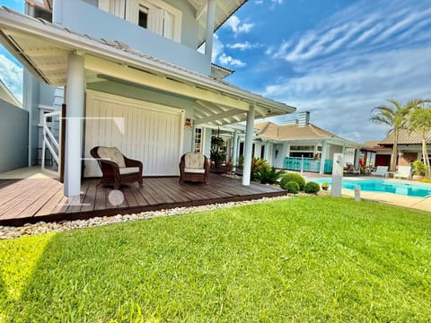 Casa com 445m², 6 dormitórios, 4 suítes, 4 vagas, no bairro Noiva do Mar em Xangri-Lá