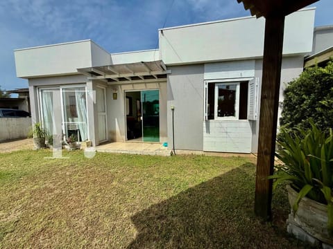 Casa com 68m², 2 dormitórios, 2 vagas, no bairro Noiva do Mar em Xangri-Lá