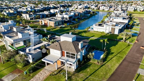 Sobrado com 244m², 4 dormitórios, 4 suítes, 2 vagas, Riviera em Xangri-Lá