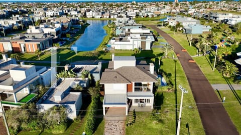 Sobrado com 244m², 4 dormitórios, 4 suítes, 2 vagas, Riviera em Xangri-Lá