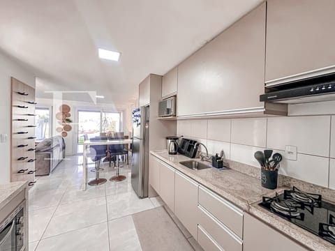 Casa Condomínio com 193m², 3 dormitórios, 1 suíte, 2 vagas, Pateo Marbella em Xangri-Lá