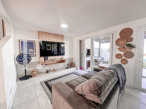Casa Condomínio com 193m², 3 dormitórios, 1 suíte, 2 vagas, Pateo Marbella em Xangri-Lá