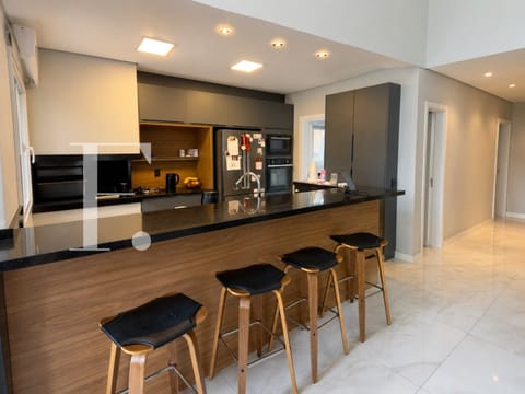 Sobrado com 180m², 3 dormitórios, 3 suítes, 2 vagas, Condado de Capão em Capão da Canoa