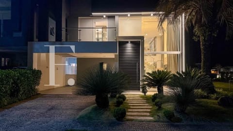 Sobrado com 334m², 5 dormitórios, 5 suítes, 3 vagas, Capão Ilhas Resort em Capão da Canoa
