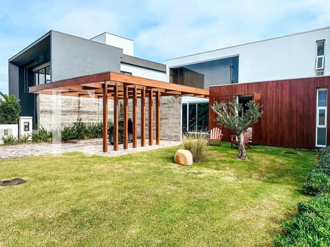 Sobrado com 218m², 4 dormitórios, 4 suítes, 2 vagas, Riviera em Xangri-Lá