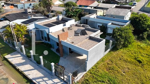 Casa com 68m², 3 dormitórios, 2 suítes, 2 vagas, no bairro Arpoador em Xangri-Lá