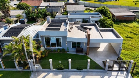 Casa com 68m², 3 dormitórios, 2 suítes, 2 vagas, no bairro Arpoador em Xangri-Lá