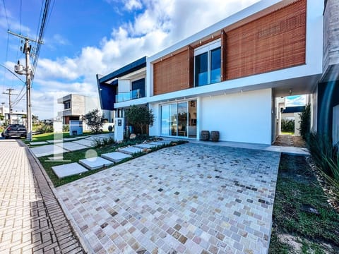 Sobrado com 203m², 4 dormitórios, 4 suítes, 2 vagas, Sunset em Xangri-Lá