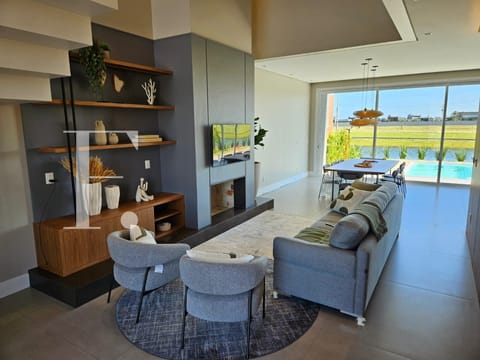Sobrado com 189m², 4 dormitórios, 4 suítes, 2 vagas, Joy Xangri-Lá em Xangri-Lá
