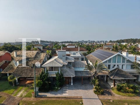Sobrado com 322m², 4 dormitórios, 2 suítes, 2 vagas, Atlântida Lagos Park em Xangri-Lá