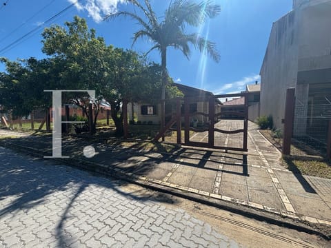 Casa com 150m², 3 dormitórios, 1 suíte, 4 vagas, no bairro Remanso em Xangri-Lá