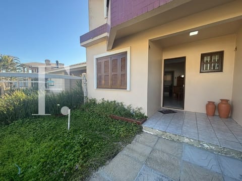 Sobrado com 136m², 3 dormitórios, 1 suíte, 1 vaga, no bairro Centro em Xangri-Lá