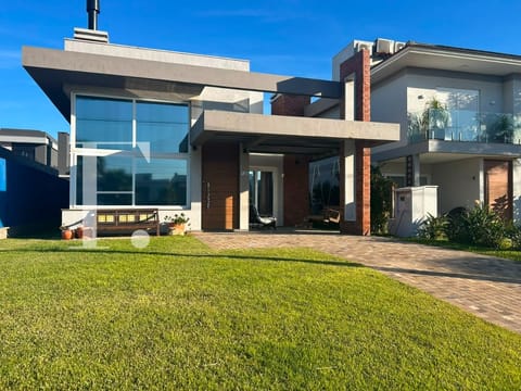 Sobrado com 199m², 4 dormitórios, 4 suítes, 2 vagas, Acqualina em Xangri-Lá