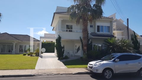Sobrado com 320m², 6 dormitórios, 4 suítes, 2 vagas, Condado de Capão em Capão da Canoa
