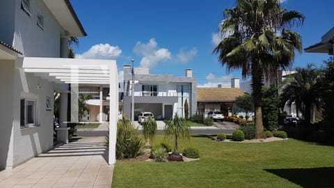Sobrado com 320m², 6 dormitórios, 4 suítes, 2 vagas, Condado de Capão em Capão da Canoa