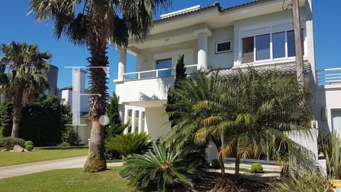 Sobrado com 320m², 6 dormitórios, 4 suítes, 2 vagas, Condado de Capão em Capão da Canoa