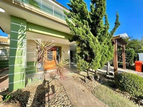 Sobrado com 240m², 4 dormitórios, 2 suítes, 2 vagas, Condado de Capão em Capão da Canoa