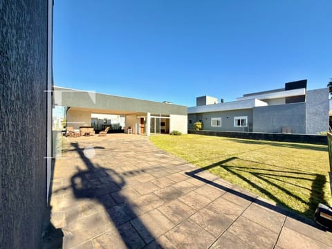 Casa Condomínio com 220m², 3 dormitórios, 3 suítes, 4 vagas, Dubai Resort em Capão da Canoa