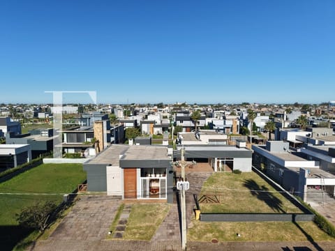 Casa Condomínio com 220m², 3 dormitórios, 3 suítes, 4 vagas, Dubai Resort em Capão da Canoa