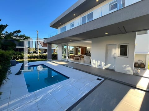 Sobrado com 317m², 4 dormitórios, 4 suítes, 2 vagas, Sunset em Xangri-Lá