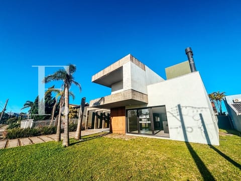 Sobrado com 260m², 4 dormitórios, 4 suítes, 2 vagas, no bairro Atlântida em Xangri-Lá