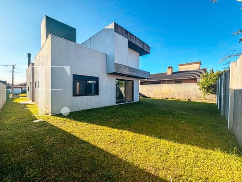 Sobrado com 260m², 4 dormitórios, 4 suítes, 2 vagas, no bairro Atlântida em Xangri-Lá