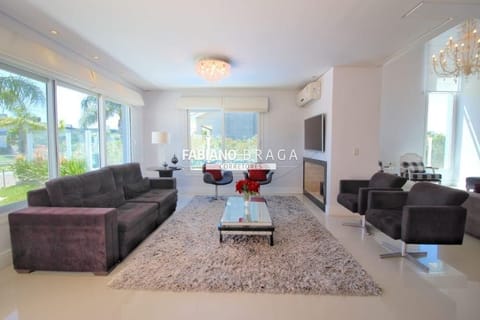 Sobrado com 372m², 5 dormitórios, 5 suítes, 2 vagas, Quintas do Lago em Xangri-Lá