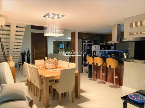 Sobrado com 230m², 5 dormitórios, 5 suítes, 2 vagas, Quintas do Lago em Xangri-Lá