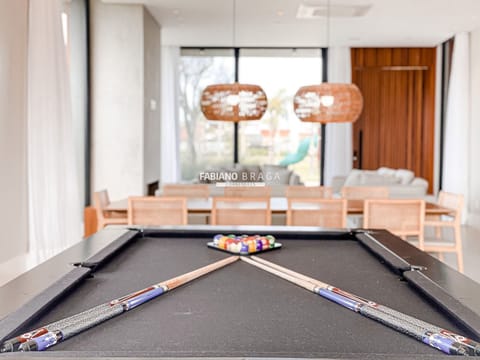 Sobrado com 371m², 5 dormitórios, 5 suítes, 4 vagas, Sense em Xangri-Lá