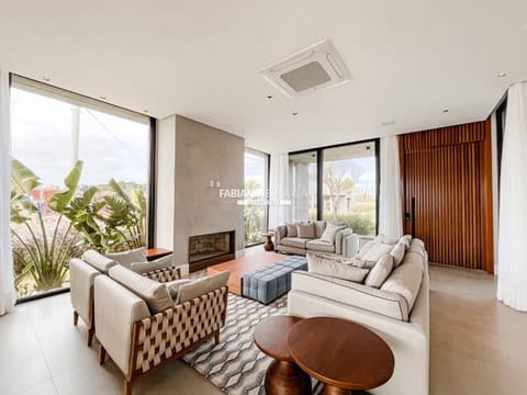 Sobrado com 371m², 5 dormitórios, 5 suítes, 4 vagas, Sense em Xangri-Lá